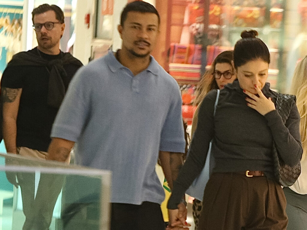 Cheirinho-de-volta_-Sophie-Charlotte-e-Xama-sao-vistos-de-maos-dadas-em-shopping.jpg